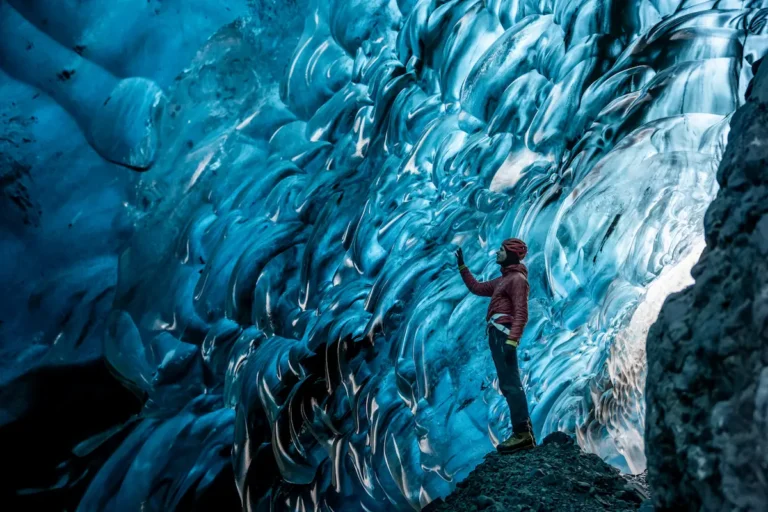 Ice Walkers Tours - lodowce, jaskinie lodowe i górskie szczyty